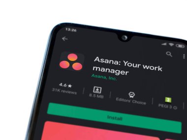 Lod, Israel - 8 Temmuz 2020: Asana uygulama oyun mağazası sayfası beyaz arkaplanda izole edilmiş siyah bir cep telefonu ekranında. Üst görünüm düzlüğü kopyalama alanı ile yatıyordu.