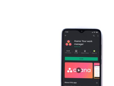 Lod, Israel - 8 Temmuz 2020: Asana uygulama oyun mağazası sayfası beyaz arkaplanda izole edilmiş siyah bir cep telefonu ekranında. Üst görünüm düzlüğü kopyalama alanı ile yatıyordu.