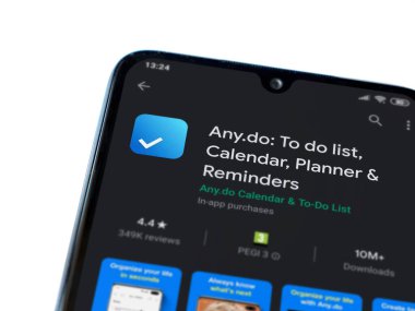 Lod, Israel - 8 Temmuz 2020: Herhangi bir uygulama oyun mağazası sayfası beyaz arkaplanda izole edilmiş siyah bir cep telefonu ekranında. Üst görünüm düzlüğü kopyalama alanı ile yatıyordu.