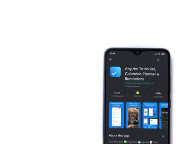 Lod, Israel - 8 Temmuz 2020: Herhangi bir uygulama oyun mağazası sayfası beyaz arkaplanda izole edilmiş siyah bir cep telefonu ekranında. Üst görünüm düzlüğü kopyalama alanı ile yatıyordu.