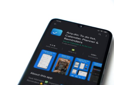 Lod, Israel - 8 Temmuz 2020: Herhangi bir uygulama oyun mağazası sayfası beyaz arkaplanda izole edilmiş siyah bir cep telefonu ekranında. Üst görünüm düzlüğü kopyalama alanı ile yatıyordu.