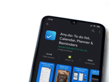 Lod, Israel - 8 Temmuz 2020: Herhangi bir uygulama oyun mağazası sayfası beyaz arkaplanda izole edilmiş siyah bir cep telefonu ekranında. Üst görünüm düzlüğü kopyalama alanı ile yatıyordu.