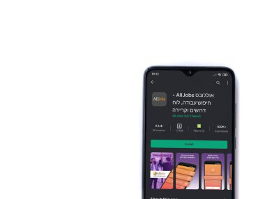 Lod, Israel - 8 Temmuz 2020: AllJobs uygulama oyun mağazası sayfası beyaz arkaplanda izole edilmiş siyah bir cep telefonu ekranında. Üst görünüm düzlüğü kopyalama alanı ile yatıyordu.