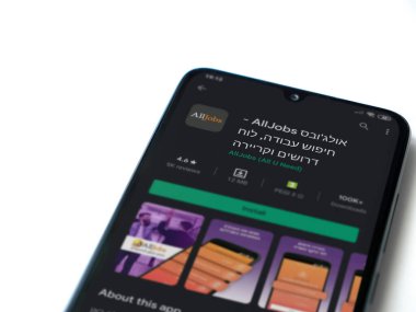 Lod, Israel - 8 Temmuz 2020: AllJobs uygulama oyun mağazası sayfası beyaz arkaplanda izole edilmiş siyah bir cep telefonu ekranında. Üst görünüm düzlüğü kopyalama alanı ile yatıyordu.