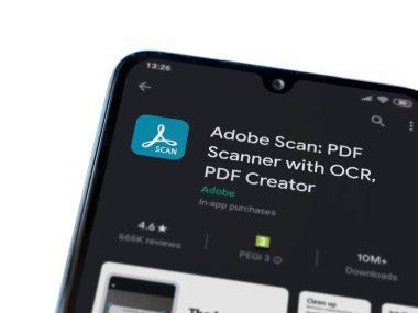Lod, Israel - 8 Temmuz 2020: Adobe Scan uygulama oyun mağazası sayfası beyaz arkaplanda izole edilmiş siyah bir cep telefonu ekranında. Üst görünüm düzlüğü kopyalama alanı ile yatıyordu.