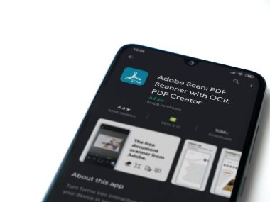 Lod, Israel - 8 Temmuz 2020: Adobe Scan uygulama oyun mağazası sayfası beyaz arkaplanda izole edilmiş siyah bir cep telefonu ekranında. Üst görünüm düzlüğü kopyalama alanı ile yatıyordu.
