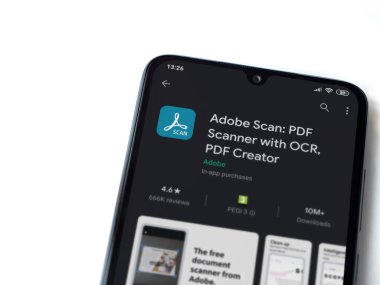 Lod, Israel - 8 Temmuz 2020: Adobe Scan uygulama oyun mağazası sayfası beyaz arkaplanda izole edilmiş siyah bir cep telefonu ekranında. Üst görünüm düzlüğü kopyalama alanı ile yatıyordu.