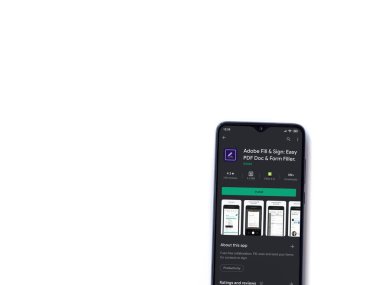 Lod, Israel - 8 Temmuz 2020: Adobe Doldur & İmzala uygulaması oyun mağazası sayfası beyaz arkaplanda izole edilmiş siyah bir cep telefonu görüntüsü. Üst görünüm düzlüğü kopyalama alanı ile yatıyordu.