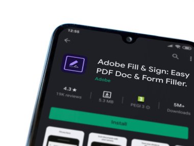 Lod, Israel - 8 Temmuz 2020: Adobe Doldur & İmzala uygulaması oyun mağazası sayfası beyaz arkaplanda izole edilmiş siyah bir cep telefonu görüntüsü. Üst görünüm düzlüğü kopyalama alanı ile yatıyordu.