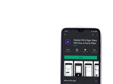 Lod, Israel - 8 Temmuz 2020: Adobe Doldur & İmzala uygulaması oyun mağazası sayfası beyaz arkaplanda izole edilmiş siyah bir cep telefonu görüntüsü. Üst görünüm düzlüğü kopyalama alanı ile yatıyordu.
