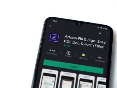 Lod, Israel - 8 Temmuz 2020: Adobe Doldur & İmzala uygulaması oyun mağazası sayfası beyaz arkaplanda izole edilmiş siyah bir cep telefonu görüntüsü. Üst görünüm düzlüğü kopyalama alanı ile yatıyordu.