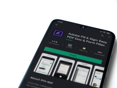 Lod, Israel - 8 Temmuz 2020: Adobe Doldur & İmzala uygulaması oyun mağazası sayfası beyaz arkaplanda izole edilmiş siyah bir cep telefonu görüntüsü. Üst görünüm düzlüğü kopyalama alanı ile yatıyordu.