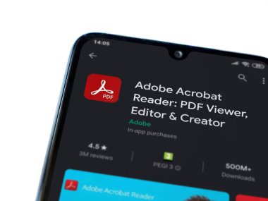Lod, Israel - 8 Temmuz 2020: Adobe Acrobat Reader uygulama oyun mağazası sayfası beyaz arkaplanda izole edilmiş siyah bir cep telefonu ekranında. Üst görünüm düzlüğü kopyalama alanı ile yatıyordu.