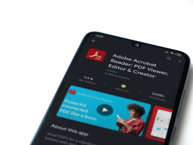 Lod, Israel - 8 Temmuz 2020: Adobe Acrobat Reader uygulama oyun mağazası sayfası beyaz arkaplanda izole edilmiş siyah bir cep telefonu ekranında. Üst görünüm düzlüğü kopyalama alanı ile yatıyordu.