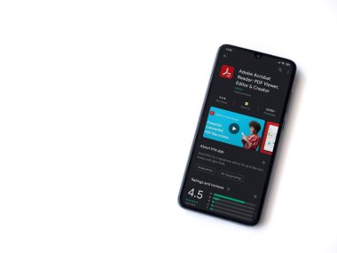 Lod, Israel - 8 Temmuz 2020: Adobe Acrobat Reader uygulama oyun mağazası sayfası beyaz arkaplanda izole edilmiş siyah bir cep telefonu ekranında. Üst görünüm düzlüğü kopyalama alanı ile yatıyordu.