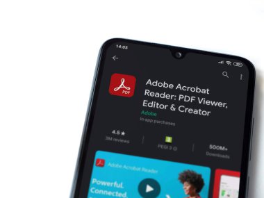 Lod, Israel - 8 Temmuz 2020: Adobe Acrobat Reader uygulama oyun mağazası sayfası beyaz arkaplanda izole edilmiş siyah bir cep telefonu ekranında. Üst görünüm düzlüğü kopyalama alanı ile yatıyordu.