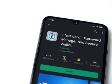 Lod, Israel - 8 Temmuz 2020: Parola uygulaması oyun mağazası sayfası beyaz arkaplanda izole edilmiş siyah bir cep telefonu ekranında. Üst görünüm düzlüğü kopyalama alanı ile yatıyordu.