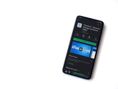 Lod, Israel - 8 Temmuz 2020: Parola uygulaması oyun mağazası sayfası beyaz arkaplanda izole edilmiş siyah bir cep telefonu ekranında. Üst görünüm düzlüğü kopyalama alanı ile yatıyordu.