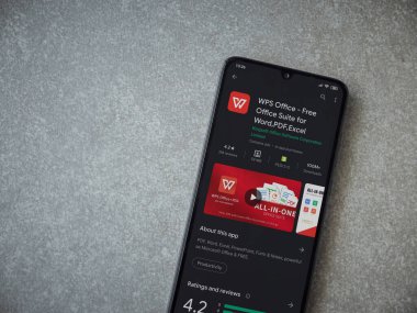 Lod, Israel - 8 Temmuz 2020: WPS Office uygulama oyun mağazası sayfası seramik taş zemin üzerinde siyah bir cep telefonu görüntüsü. Üst görünüm düzlüğü kopyalama alanı ile yatıyordu.