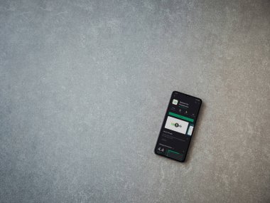 Lod, Israel - 8 Temmuz 2020: Freelancers uygulaması için seramik taş zemin üzerinde siyah bir cep telefonu sergilenen bir oyun mağazası sayfası. Üst görünüm düzlüğü kopyalama alanı ile yatıyordu.