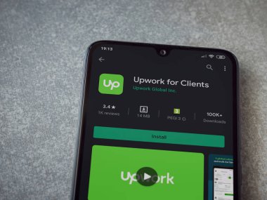 Lod, Israel - 8 Temmuz 2020: Seramik taş zemin üzerinde siyah bir cep telefonu seramik oyun mağazası sayfasında müşteriler için güncelleme. Üst görünüm düzlüğü kopyalama alanı ile yatıyordu.