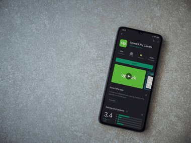Lod, Israel - 8 Temmuz 2020: Seramik taş zemin üzerinde siyah bir cep telefonu seramik oyun mağazası sayfasında müşteriler için güncelleme. Üst görünüm düzlüğü kopyalama alanı ile yatıyordu.