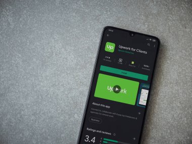 Lod, Israel - 8 Temmuz 2020: Seramik taş zemin üzerinde siyah bir cep telefonu seramik oyun mağazası sayfasında müşteriler için güncelleme. Üst görünüm düzlüğü kopyalama alanı ile yatıyordu.