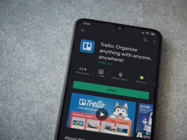 Lod, Israel - 8 Temmuz 2020: Trello uygulama oyun mağazası sayfası seramik taş zemin üzerinde siyah bir cep telefonu görüntüsü. Üst görünüm düzlüğü kopyalama alanı ile yatıyordu.