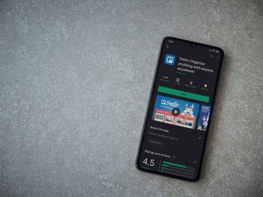 Lod, Israel - 8 Temmuz 2020: Trello uygulama oyun mağazası sayfası seramik taş zemin üzerinde siyah bir cep telefonu görüntüsü. Üst görünüm düzlüğü kopyalama alanı ile yatıyordu.