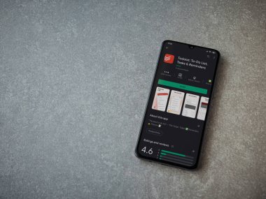 Lod, Israel - 8 Temmuz 2020: Todoist uygulama oyun mağazası sayfası seramik taş zemin üzerinde siyah bir cep telefonu ekranında. Üst görünüm düzlüğü kopyalama alanı ile yatıyordu.
