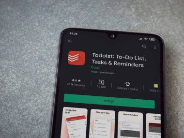 Lod, Israel - 8 Temmuz 2020: Todoist uygulama oyun mağazası sayfası seramik taş zemin üzerinde siyah bir cep telefonu ekranında. Üst görünüm düzlüğü kopyalama alanı ile yatıyordu.