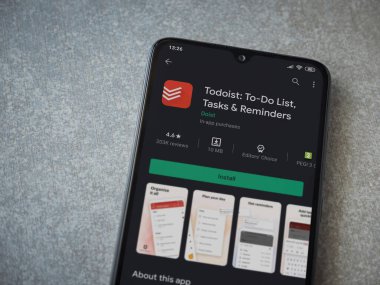 Lod, Israel - 8 Temmuz 2020: Todoist uygulama oyun mağazası sayfası seramik taş zemin üzerinde siyah bir cep telefonu ekranında. Üst görünüm düzlüğü kopyalama alanı ile yatıyordu.