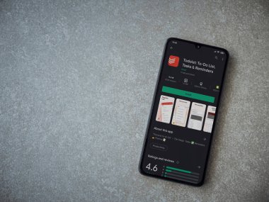 Lod, Israel - 8 Temmuz 2020: Todoist uygulama oyun mağazası sayfası seramik taş zemin üzerinde siyah bir cep telefonu ekranında. Üst görünüm düzlüğü kopyalama alanı ile yatıyordu.