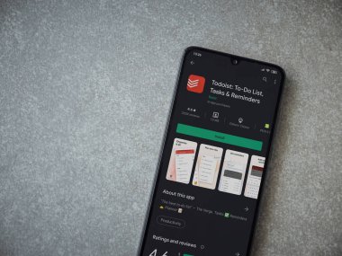 Lod, Israel - 8 Temmuz 2020: Todoist uygulama oyun mağazası sayfası seramik taş zemin üzerinde siyah bir cep telefonu ekranında. Üst görünüm düzlüğü kopyalama alanı ile yatıyordu.