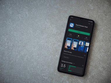 Lod, Israel - 8 Temmuz 2020: Seramik taş zemin üzerinde siyah bir mobil akıllı telefonun sergilendiği Takım İzleyici Uygulama uygulaması oyun mağazası sayfası. Üst görünüm düzlüğü kopyalama alanı ile yatıyordu.