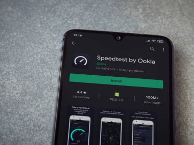 Lod, Israel - 8 Temmuz 2020: Seramik taş zemin üzerinde siyah bir cep telefonu ekranında en hızlı uygulama oyun mağazası sayfası. Üst görünüm düzlüğü kopyalama alanı ile yatıyordu.