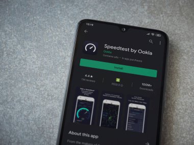 Lod, Israel - 8 Temmuz 2020: Seramik taş zemin üzerinde siyah bir cep telefonu ekranında en hızlı uygulama oyun mağazası sayfası. Üst görünüm düzlüğü kopyalama alanı ile yatıyordu.