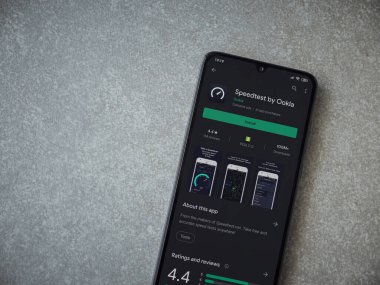 Lod, Israel - 8 Temmuz 2020: Seramik taş zemin üzerinde siyah bir cep telefonu ekranında en hızlı uygulama oyun mağazası sayfası. Üst görünüm düzlüğü kopyalama alanı ile yatıyordu.