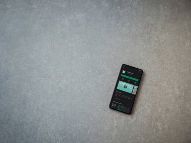 Lod, Israel - 8 Temmuz 2020: RoboHold uygulaması oyun mağazası sayfası seramik taş zemin üzerinde siyah bir cep telefonu ekranında. Üst görünüm düzlüğü kopyalama alanı ile yatıyordu.