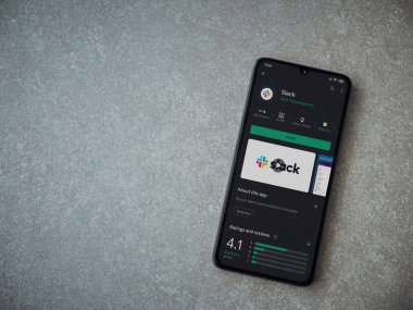 Lod, Israel - 8 Temmuz 2020: Seramik taştan arka planda siyah bir cep telefonunun ekranındaki uygulamalı oyun mağazası sayfası. Üst görünüm düzlüğü kopyalama alanı ile yatıyordu.