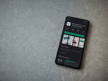 Lod, Israel - 8 Temmuz 2020: Microsoft To Do app playshop sayfası seramik taş zemin üzerinde siyah bir cep telefonu ekranında. Üst görünüm düzlüğü kopyalama alanı ile yatıyordu.