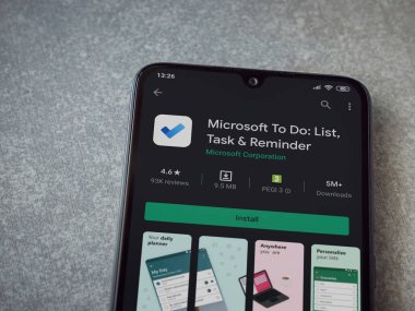 Lod, Israel - 8 Temmuz 2020: Microsoft To Do app playshop sayfası seramik taş zemin üzerinde siyah bir cep telefonu ekranında. Üst görünüm düzlüğü kopyalama alanı ile yatıyordu.