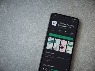 Lod, Israel - 8 Temmuz 2020: Microsoft To Do app playshop sayfası seramik taş zemin üzerinde siyah bir cep telefonu ekranında. Üst görünüm düzlüğü kopyalama alanı ile yatıyordu.