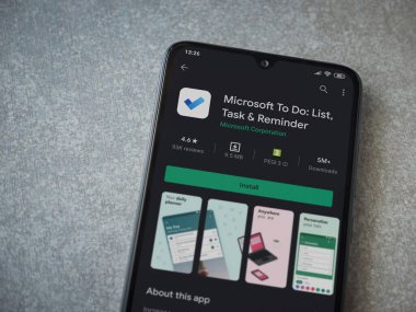 Lod, Israel - 8 Temmuz 2020: Microsoft To Do app playshop sayfası seramik taş zemin üzerinde siyah bir cep telefonu ekranında. Üst görünüm düzlüğü kopyalama alanı ile yatıyordu.