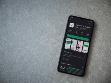 Lod, Israel - 8 Temmuz 2020: Microsoft To Do app playshop sayfası seramik taş zemin üzerinde siyah bir cep telefonu ekranında. Üst görünüm düzlüğü kopyalama alanı ile yatıyordu.