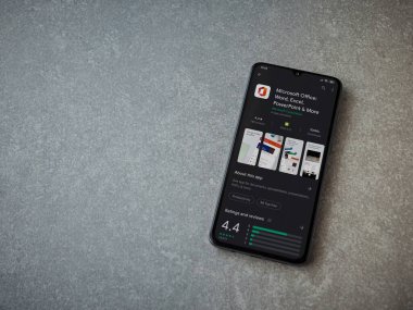 Lod, Israel - 8 Temmuz 2020: Microsoft Office uygulama oyun mağazası sayfası seramik taş zemin üzerinde siyah bir cep telefonu görüntüsü. Üst görünüm düzlüğü kopyalama alanı ile yatıyordu.