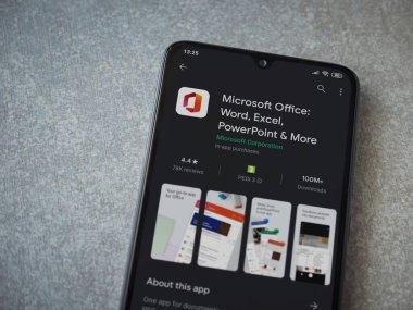 Lod, Israel - 8 Temmuz 2020: Microsoft Office uygulama oyun mağazası sayfası seramik taş zemin üzerinde siyah bir cep telefonu görüntüsü. Üst görünüm düzlüğü kopyalama alanı ile yatıyordu.