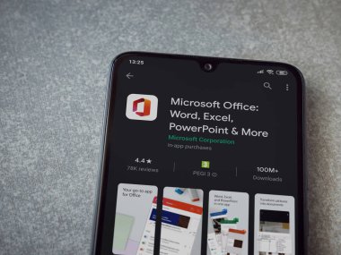 Lod, Israel - 8 Temmuz 2020: Microsoft Office uygulama oyun mağazası sayfası seramik taş zemin üzerinde siyah bir cep telefonu görüntüsü. Üst görünüm düzlüğü kopyalama alanı ile yatıyordu.