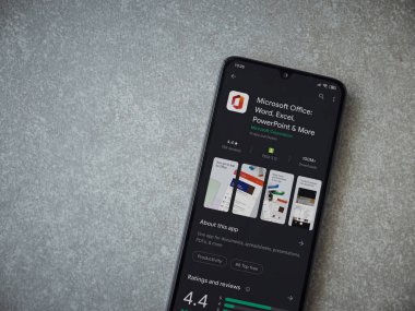 Lod, Israel - 8 Temmuz 2020: Microsoft Office uygulama oyun mağazası sayfası seramik taş zemin üzerinde siyah bir cep telefonu görüntüsü. Üst görünüm düzlüğü kopyalama alanı ile yatıyordu.