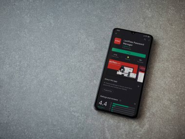 Lod, Israel - 8 Temmuz 2020: LastPass Şifre Yöneticisi uygulama oyun mağazası sayfası seramik taş zemin üzerinde siyah bir cep telefonu görüntüsü. Üst görünüm düzlüğü kopyalama alanı ile yatıyordu.